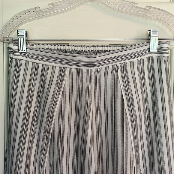 Samantha Dru grey & white striped tulip pants - Picture 2 of 5